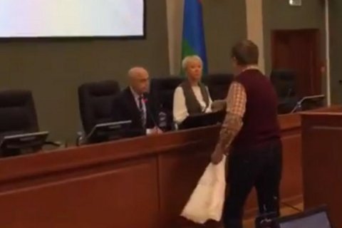 В Карелии пенсионер подарил депутатам туалетную бумагу за надбавку к пенсии в 21 рубль