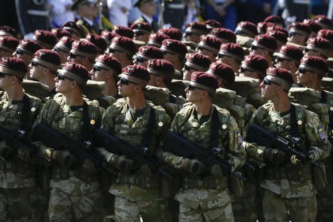 Верховная Рада одобрила введение на Украине военного положения