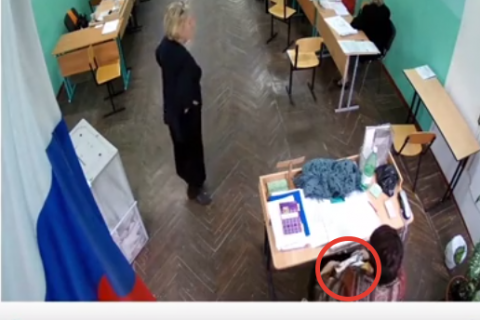 В Нижегородской области член избиркома засовывала бюллетени из-под полы. Видео