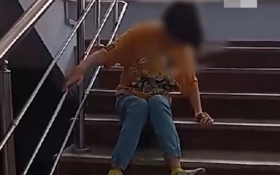 «Мы люди, которых нет». В Казанском суде ребенку с ДЦП пришлось ползком по лестницам добираться на судебные заседания