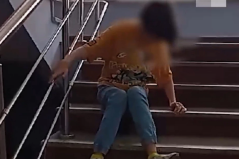«Мы люди, которых нет». В Казанском суде ребенку с ДЦП пришлось ползком по лестницам добираться на судебные заседания
