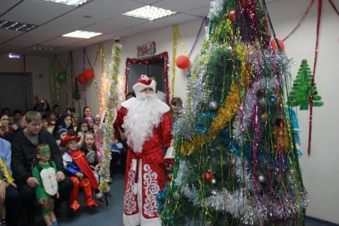 В Тюменском обкоме состоялось новогоднее представление для детей