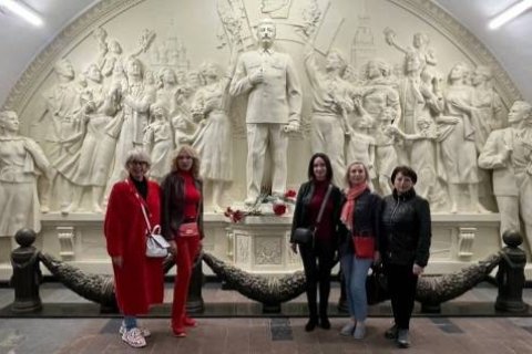 Москвичи и гости столицы несут цветы к восстановленной скульптурной группе с И.В. Сталиным
