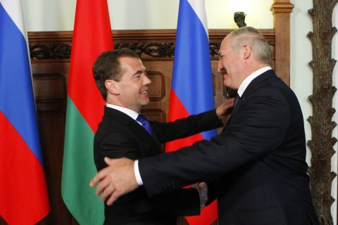 Пресс-секретарь Медведева напомнила Лукашенко о долгах