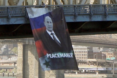 В Нью-Йорке вывесили огромный портрет Путина с надписью «миротворец»