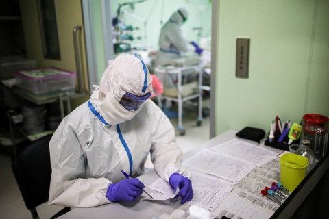 В России третий день подряд фиксируют рекордную смертность от коронавируса. За сутки умерли 867 человек
