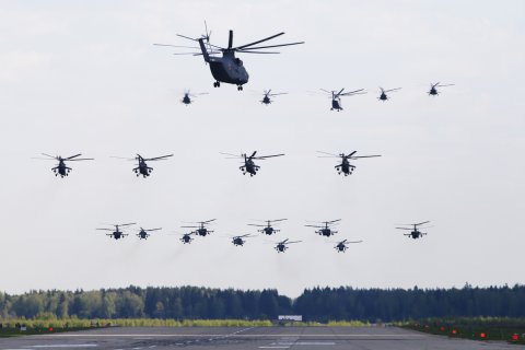 Шойгу сообщил, что вооруженные силы России до 2027 года получат 423 современных вертолета. Стоимость каждого — не меньше миллиарда рублей