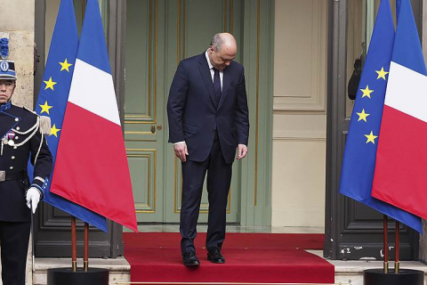 Глава МВД Франции покинул пост после скандала с трудоустройством дочерей