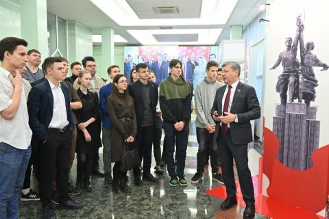 Дмитрий Новиков представил молодежной делегации из Московской области выставку к 30-летию возрождения Компартии