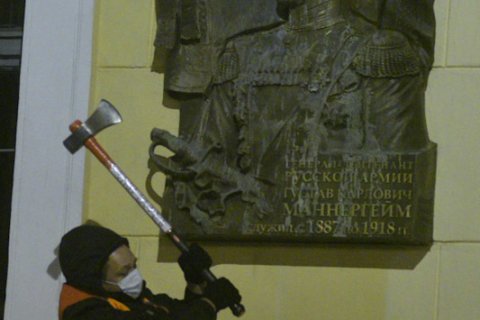 Доску Маннергейма в Петербурге порубили топором