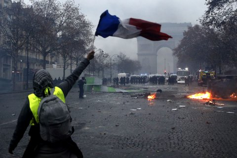 Правительство пошло на уступки протестующим и заморозило налоги на бензин … во Франции