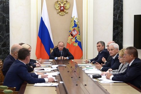 Путин потребовал заложить в бюджет индексацию пенсий в 2017 году по инфляции