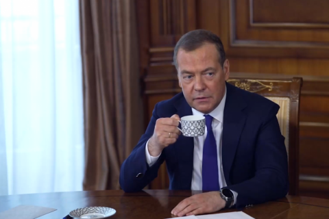 Медведев заявил, что власти не допустят милитаризацию экономики