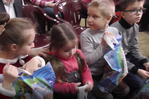 КПРФ привезла детям Донбасса новогодние подарки