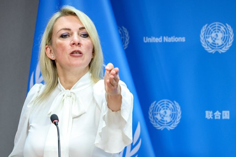 Все российские СМИ сообщают, что Захарова заставила покраснеть журналистку западных СМИ