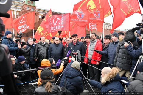 Коммунисты возложили цветы к мавзолею В.И. Ленина и посоветовали Путину изучить работы Ленина 