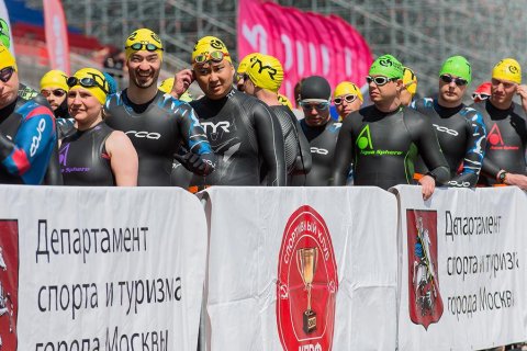 Спортклуб КПРФ собрал на соревнованиях по плаванию на открытой воде почти 900 спортсменов
