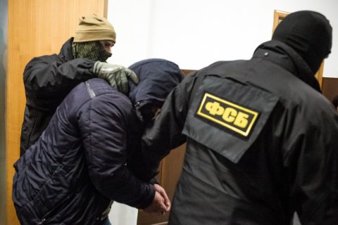 Офицеров Службы по защите конституционного строя ФСБ арестовали за вымогательство 5 млн рублей в месяц