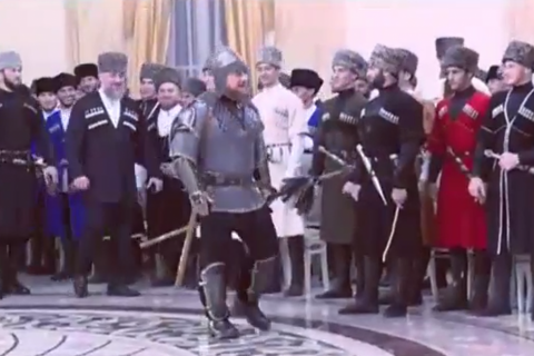 Кадыров пришел на прием с копьем и в доспехах. Видео