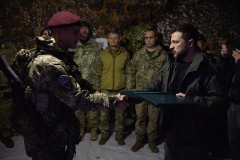 Зеленский приехал на Покровское направление и признал «некоторые проблемы».