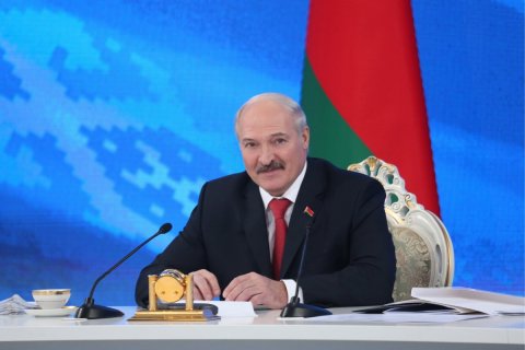 Лукашенко поручил госслужащим до 1 апреля трудоустроить жен и любовниц