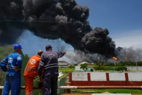 МИД РФ заявил о готовности помочь Кубе в борьбе с гигантским пожаром на нефтебазе