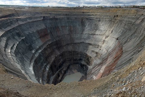 На руднике «Алросы» вода затопила шахту. Под землей находятся 148 человек
