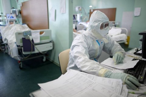 В России впервые с апреля заболело за день коронавирусом менее 5 тысяч человек 