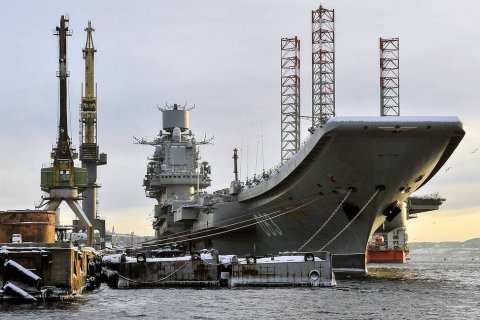 Ремонт авианосца «Адмирал Кузнецов» сдвинули на год…  из-за погоды