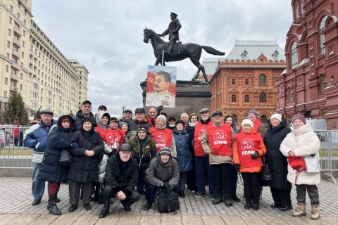В День памяти Сталина подмосковные коммунисты провели прием в партию у стен Кремля