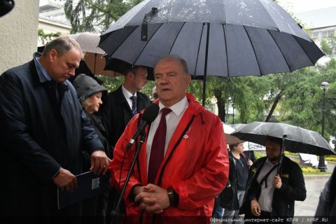 Геннадий Зюганов принял участие в церемонии открытия сквера имени Г.Н. Селезнева в Москве