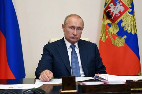 Путин повысил зарплаты министрам, генпрокурору и главе СК
