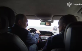 Путин за рулем Mercedes проехал по отремонтированному Крымскому мосту