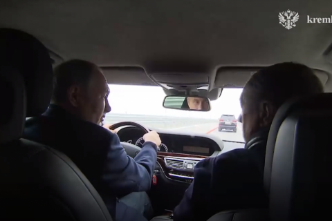 Путин за рулем Mercedes проехал по отремонтированному Крымскому мосту