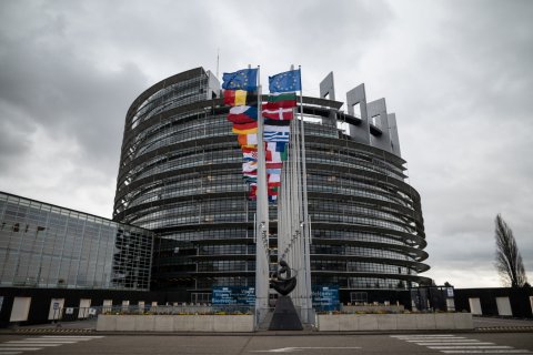 В Европарламенте назвали власть в России «застойной авторитарной клептократией во главе с пожизненным президентом, окруженным олигархами»