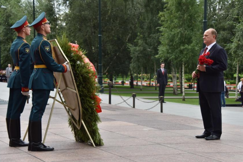Зюганов в 71-ю годовщину окончания Второй мировой войны возложил цветы к Вечному огню