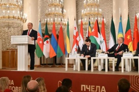 Геннадий Зюганов: Пчела демонстрирует человеку примеры миролюбия и трудолюбия