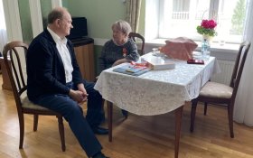 Геннадий Зюганов наградил Александру Пахмутову памятной медалью «80 лет Великой Победы»