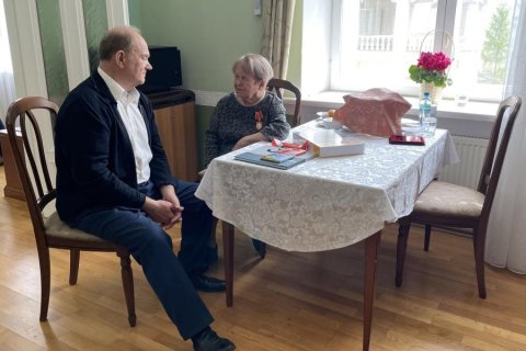 Геннадий Зюганов наградил Александру Пахмутову памятной медалью «80 лет Великой Победы»