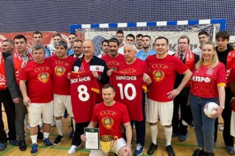 Н.М. Харитонов и Г.А. Зюганов встретились с командой КПРФ по мини-футболу