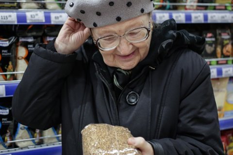 Из-за падения доходов пенсионеров беднеет все население России