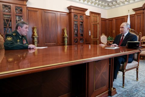 Путин на 70-летие начальника Генерального штаба Герасимова наградил его только орденом Мужества
