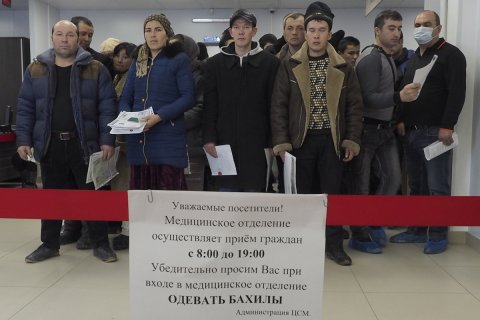Опрос: Большинство россиян выступили за ограничение на въезд мигрантов