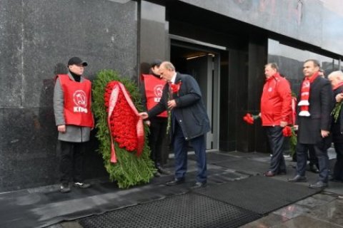 В честь 106-й годовщины Ленинского комсомола КПРФ возложила цветы к Мавзолею В.И. Ленина
