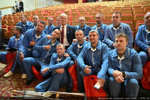 Геннадий Зюганов в Медовый Спас привез свой мёд в госпиталь имени Вишневского