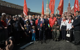 Торжественное возложение цветов к Мавзолею Ленина. Пресс-подход. Онлайн трансляция (22.04.2025)