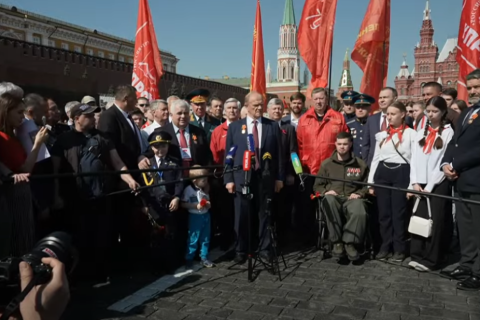 Торжественное возложение цветов к Мавзолею Ленина. Пресс-подход. Онлайн трансляция (22.04.2025)