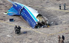 Кремль отказался комментировать информацию о падении самолета Embraer 190 в Казахстане в результате «обстрела»
