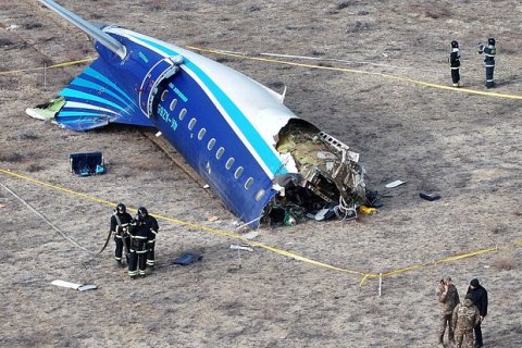 Кремль отказался комментировать информацию о падении самолета Embraer 190 в Казахстане в результате «обстрела»