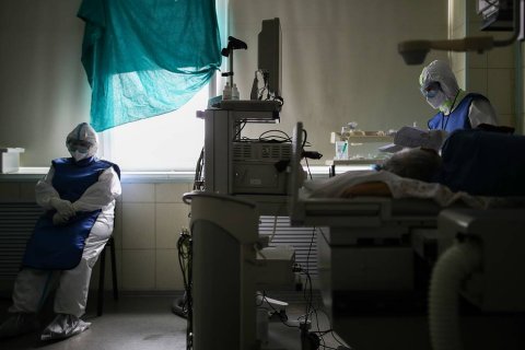 В России впервые с июня выявили более 8 тысяч новых зараженных коронавирусом. Власти твердят, что это не «вторая волна»